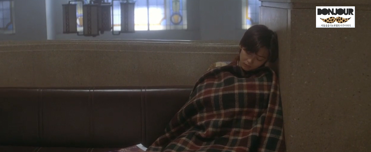 오타루시청 - 이츠키가 2층에 앉아있는 모습