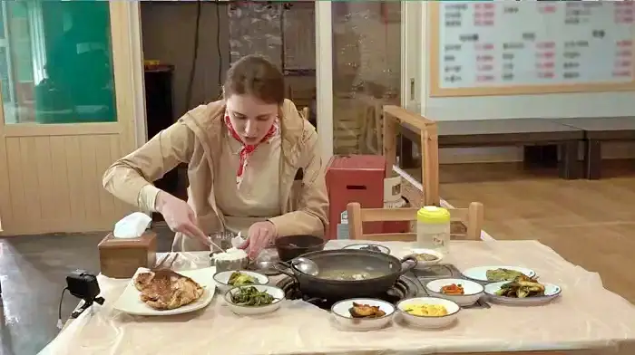 어서와 한국은 처음이지 여수 개도 백패킹 떠난 모델 안나 전라도 남도 백반 쑥전과 미역 초무침을 시작으로 도다리쑥국과 갓 잡아 튀긴 농어구이 맛집 위치