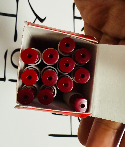 핑크풋 채점펜의 상자를 열면 빼곡히 채점펜이 들어 있음