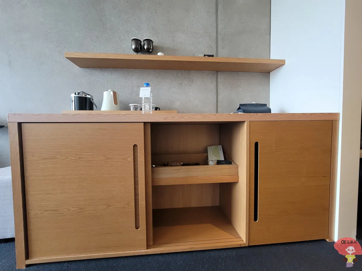 인천-중구-영종도-네스트호텔-미니바-전기포트와-컵세트