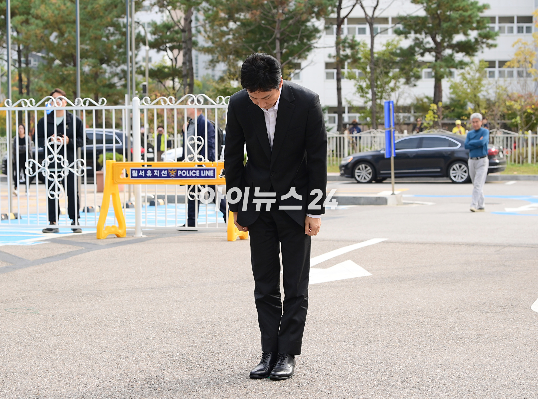 마약 투약혐의로 입건된 배우 이선균이 4일 오후 인천 남동구 인천논현경찰서로 출석하고 있다. [사진=정소희 기자]