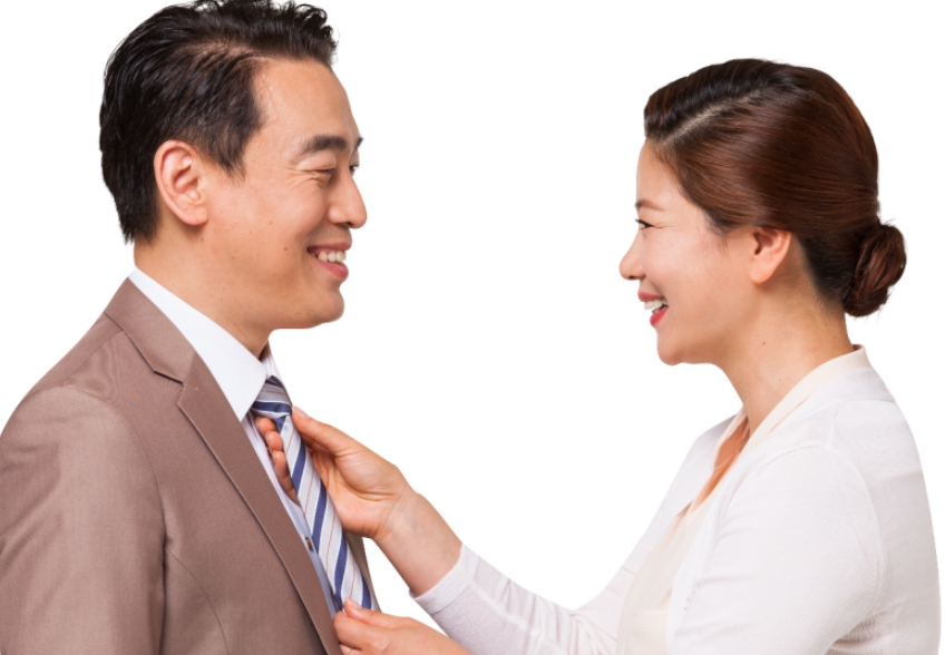 남편의 넥타이를 매주는 아내