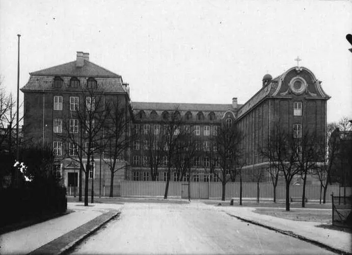 폭격 당하기전 Jeanne d&#39;Arc School
