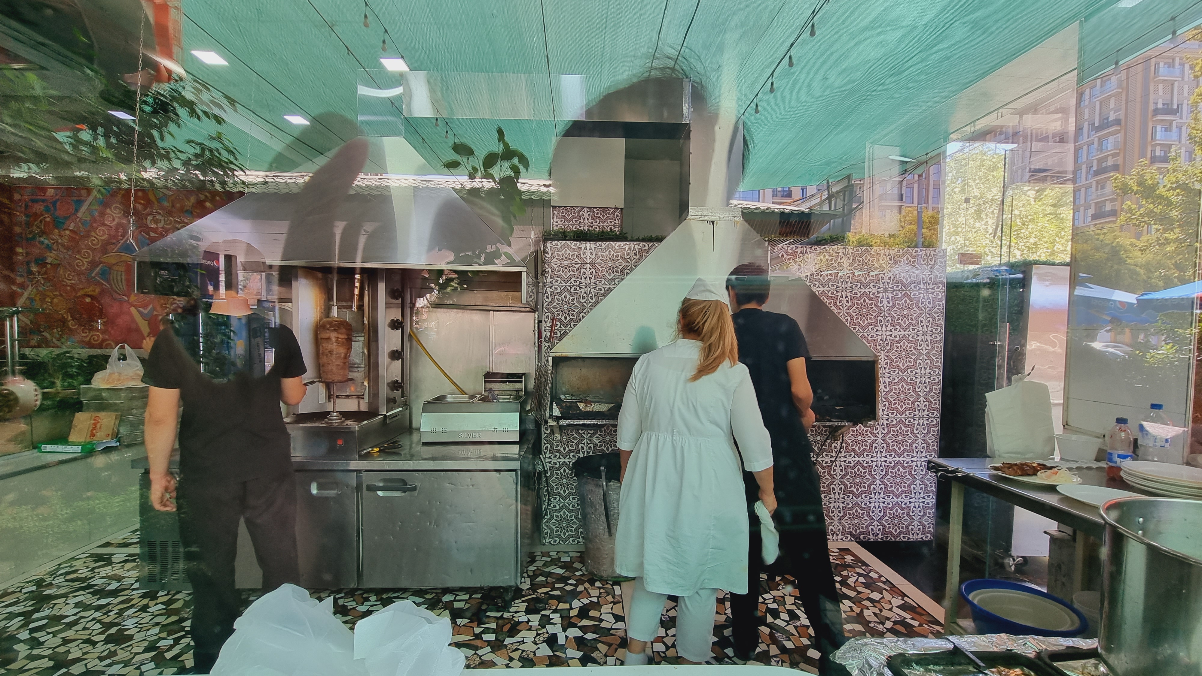 레스토랑 입구쪽 분수대와 화덕