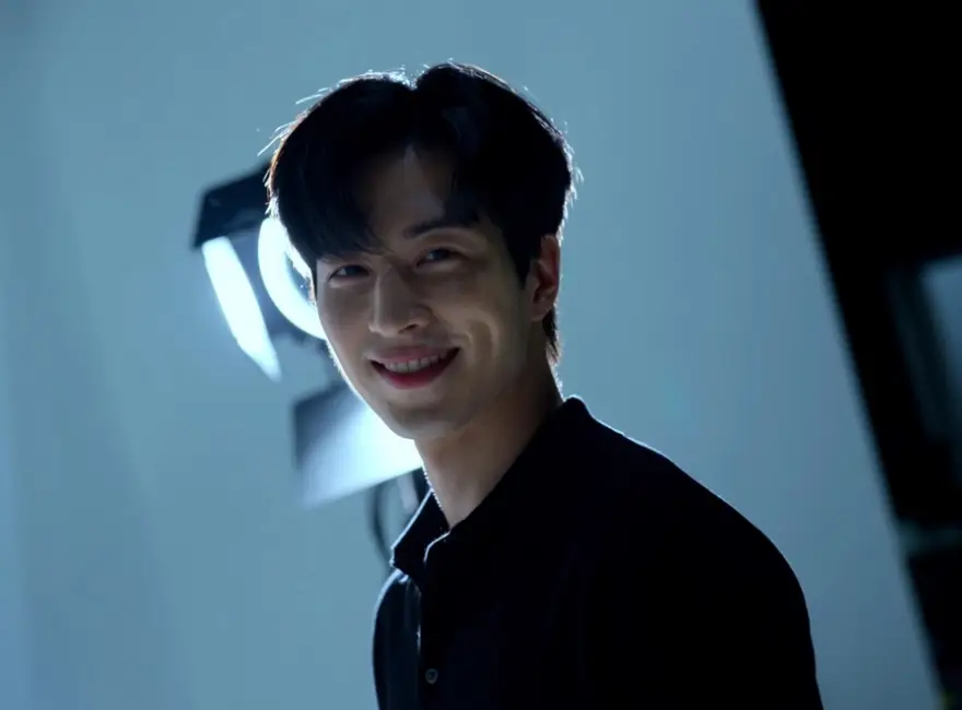 솔로지옥 3 - 검정색 티를 입고 옆을 바라보며 미소짓고 있는 윤하빈