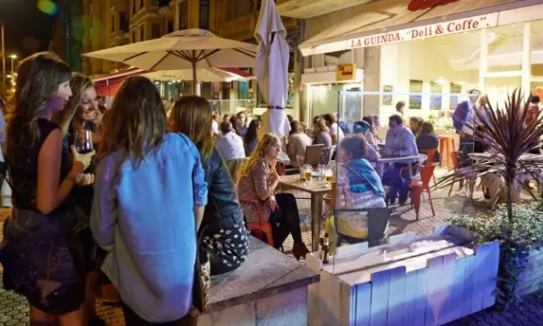 스페인의-거리에서-핀초포테를-즐기고-있는-사람들