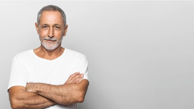 팔짱을끼고있는-중년남성