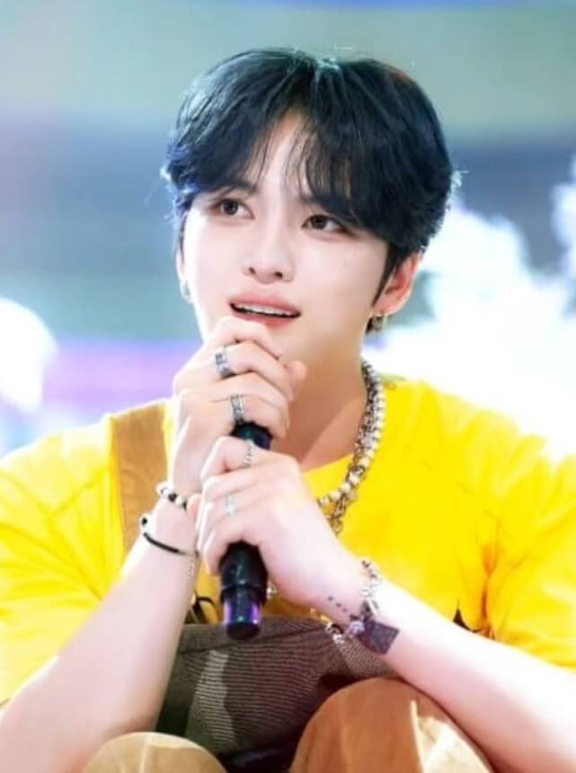 노란색티를입고-마이크를들고있는-남성의모습