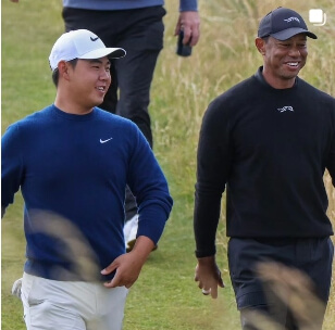 김주형 선수와 타이거 우즈 선수가 나란히 걷는 모습