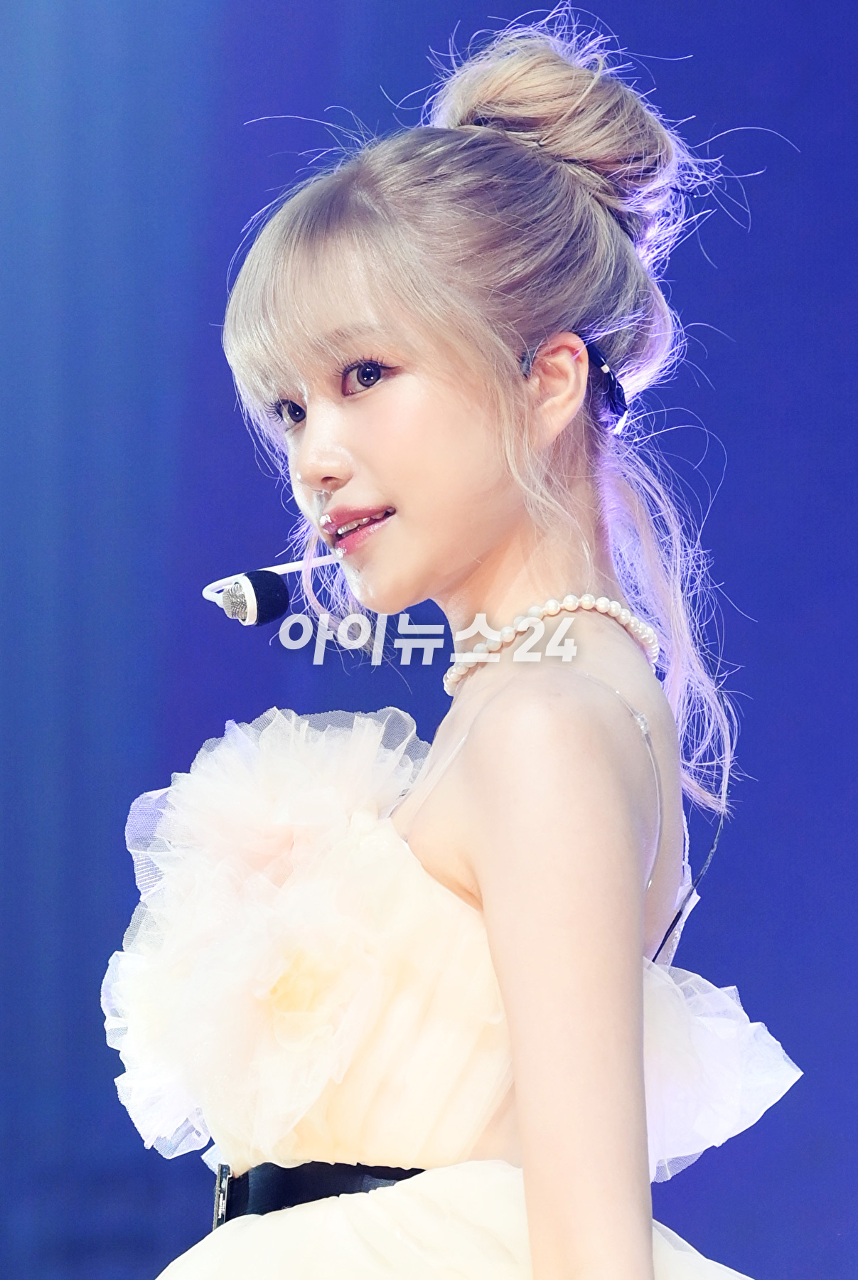 가수 조유리가 9일 오후 서울 광진구 광장동 예스24라이브홀에서 진행된 두 번째 미니 앨범 '러브 올'(LOVE ALL) 발매 기념 쇼케이스에서 타이틀곡 '택시' 무대를 선보이고 있다. [사진=정소희 기자]