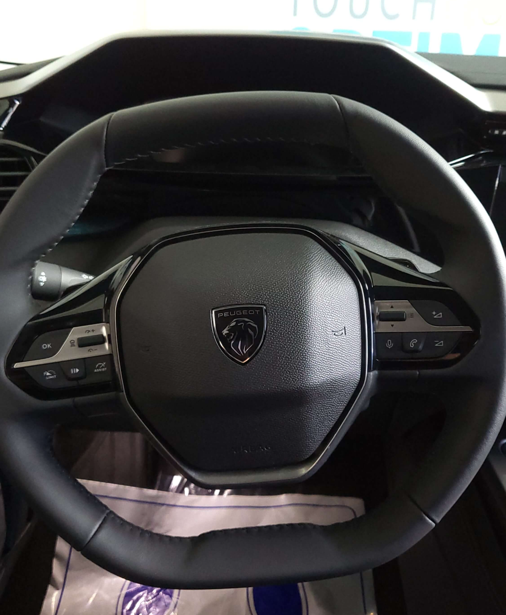 푸조 408 스티어링휠