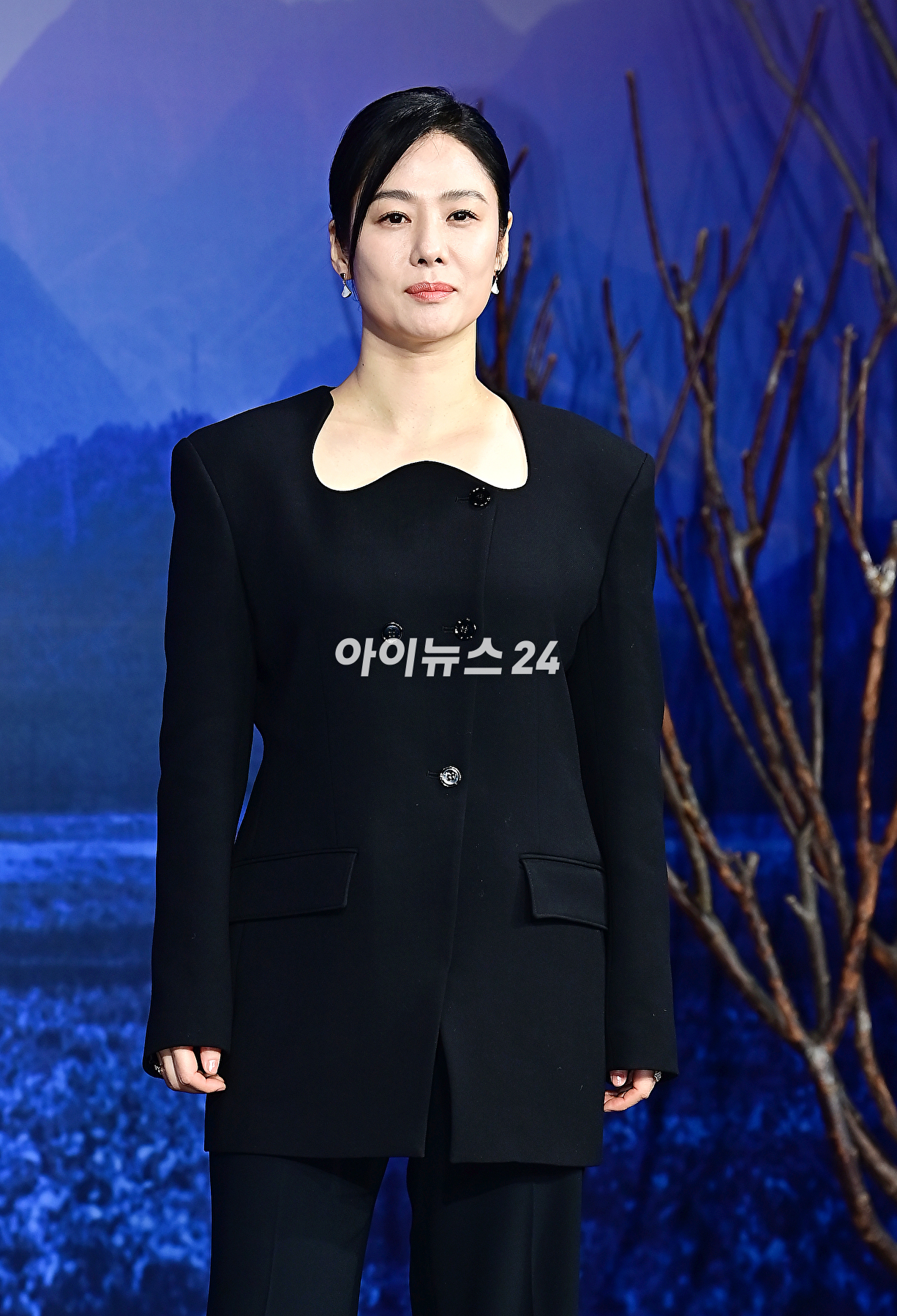 배우 김현주가 12일 오후 서울 중구 엠배서더 서울 풀만에서 열린 넷플릭스 '선산' 제작발표회에서 기념촬영을 하고 있다. [사진=곽영래 기자]