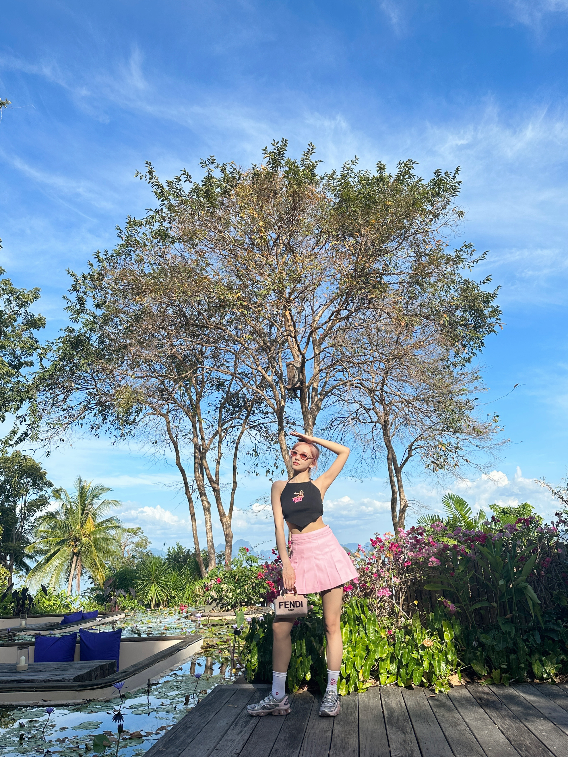 정원 스타일의 카페에서 펜디 협찬 사진