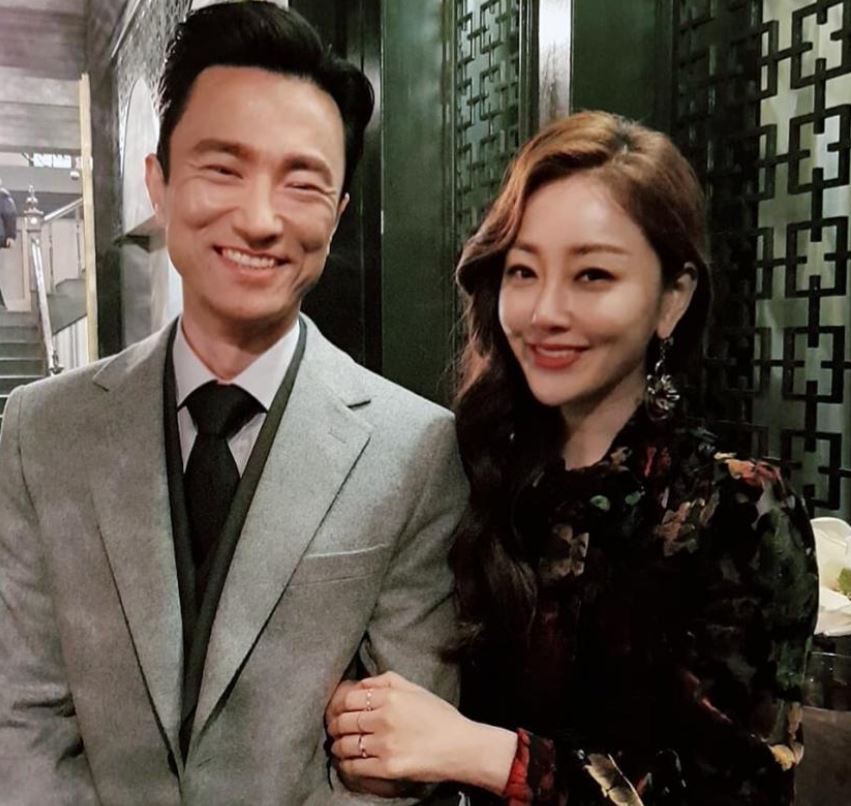 배우 김병철이 동료 배우들과 함께 있는 모습