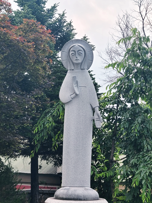 춘천 죽림동 주교좌성당에 있는 예수성심상입니다. 최종태 요셉 선생님의 작품입니다.