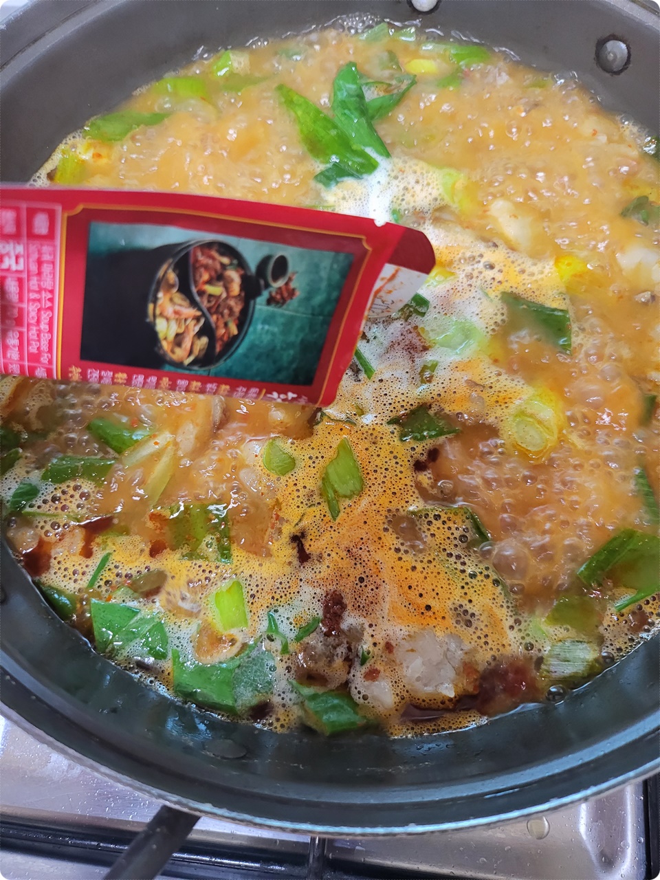 사골 육수를 부어주고 마라소스넣기