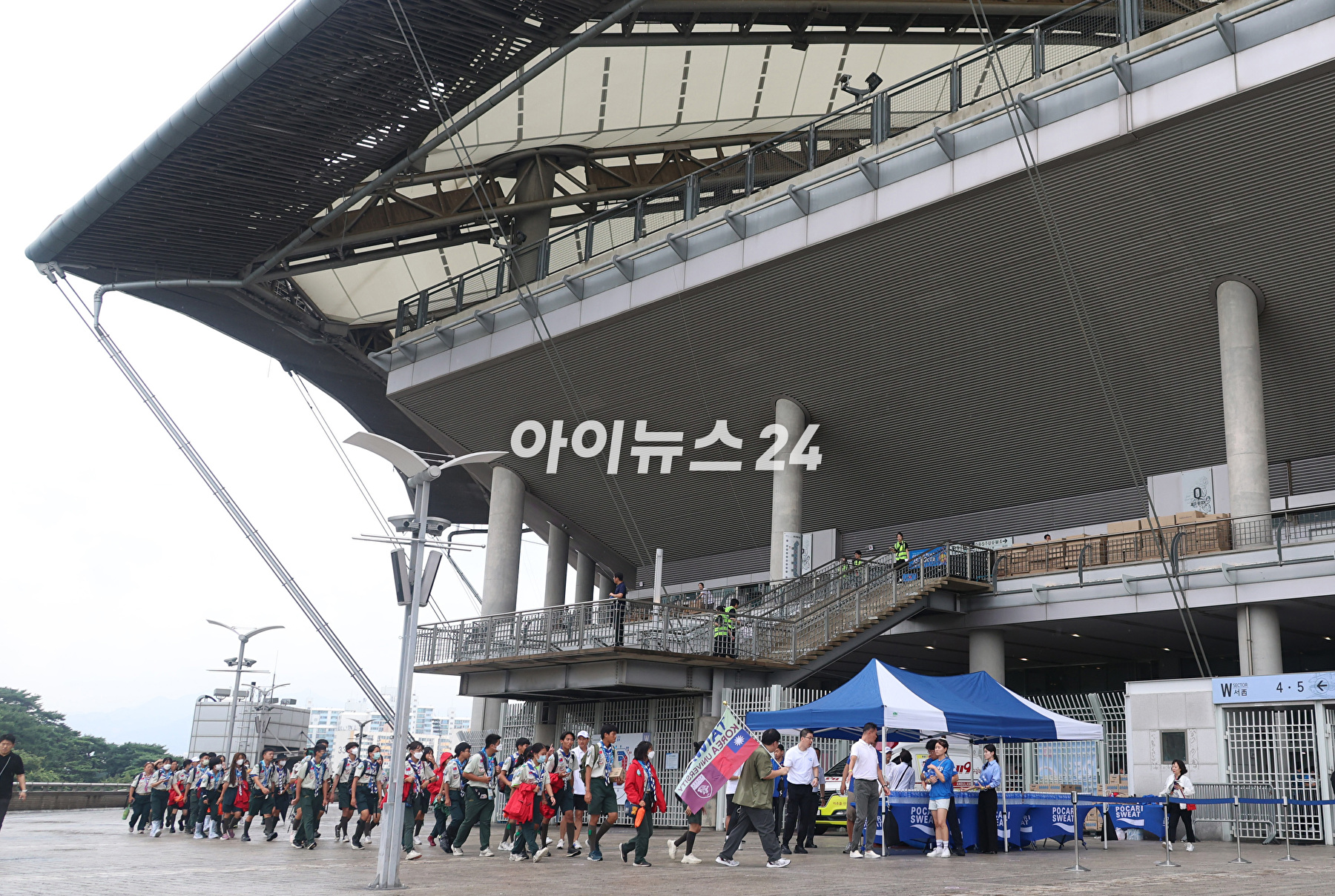 11일 오후 서울 마포구 상암동 서울월드컵경기장에 2023 새만금 세계스카우트 잼버리 폐영식에 참가하는 각국 스카우트 대원들이 도착하고 있다. [사진=사진공동취재단]