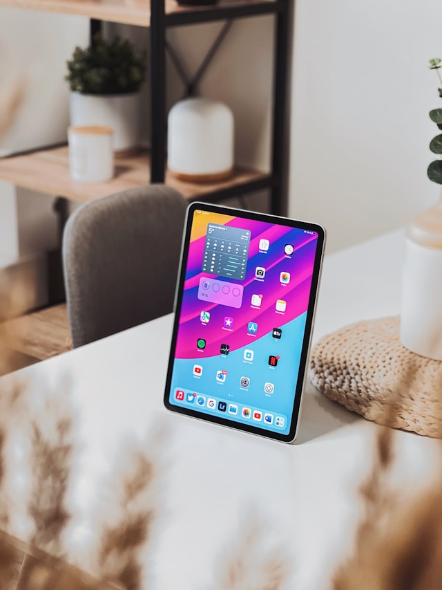 탁자위에 아이패드 세운 사진