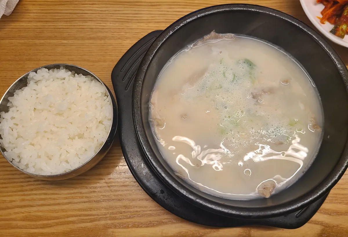 장암역-돈수백식당-흰쌀밥과-뽀얀국물이-우려난-돼지국밥한그릇