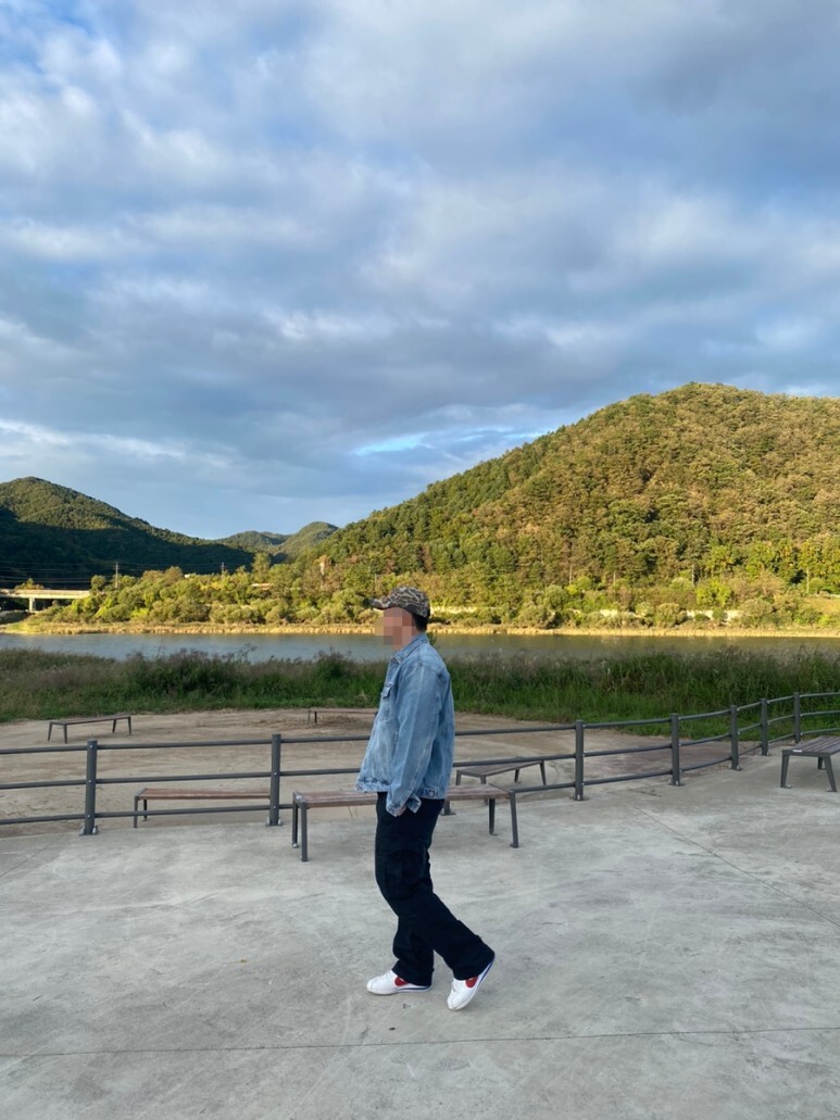 데일리룩(오뭘입) 러프킹즈 카모볼캡, 무탠다드 연청 데님 재킷, 무탠다드 카고 바지 블랙, 스투시 반팔, 나이키 코르테즈, 남자데일리룩, 남자데일리코디, 남자데일리패션