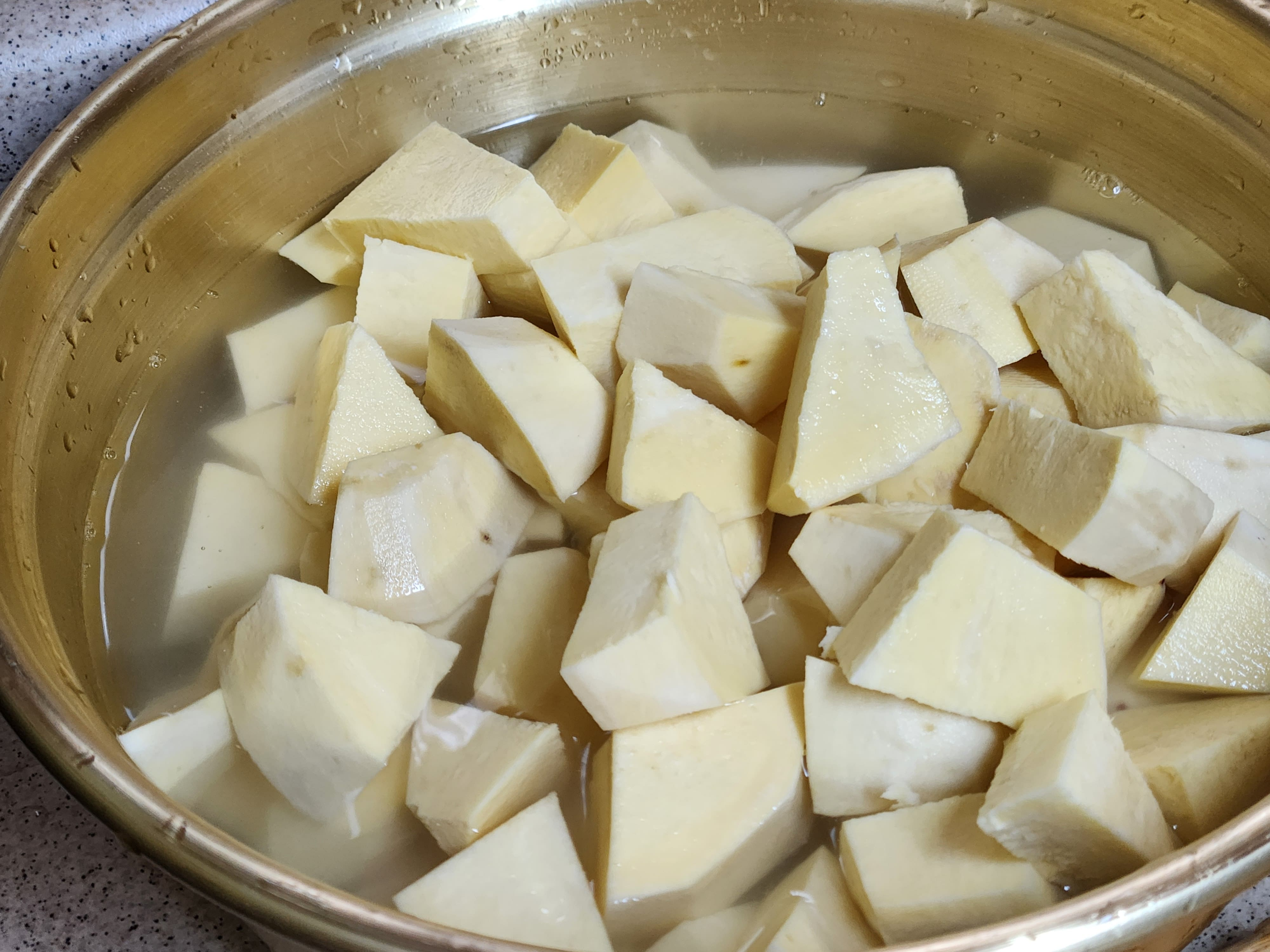 세모썰기로 고구마 썰어주고 전분제거를 위해 물에 담그기