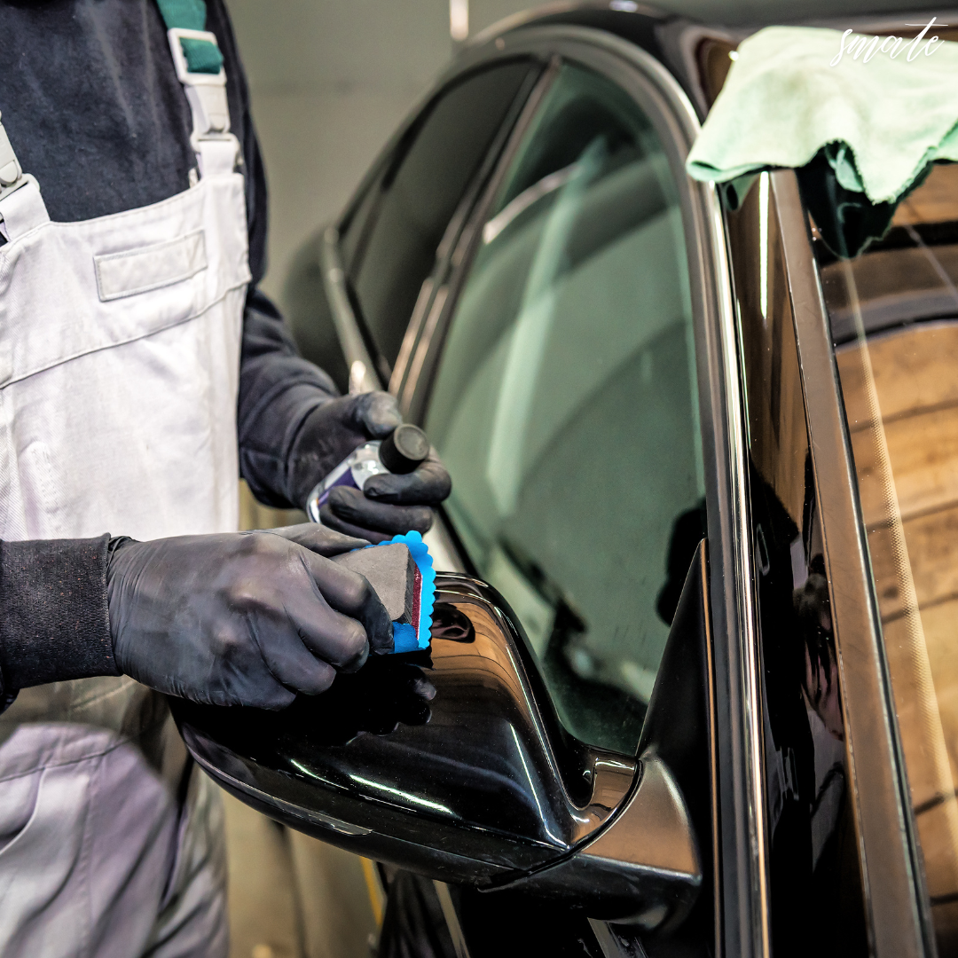 나노코팅을 하고있는 작업자