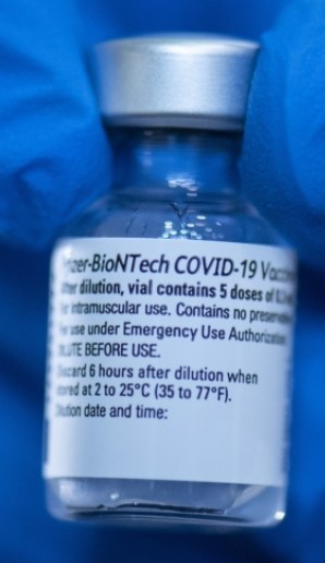 화이자 백신 사진입니다.