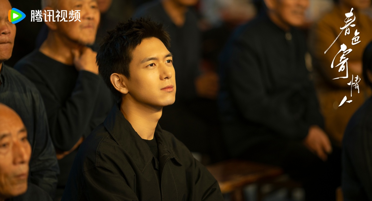 춘색기정인-이현-군중속에서 바라보는 모습