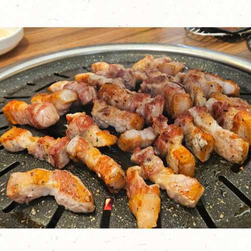 건강한 맛의 흑마늘 삼겹살 접시
