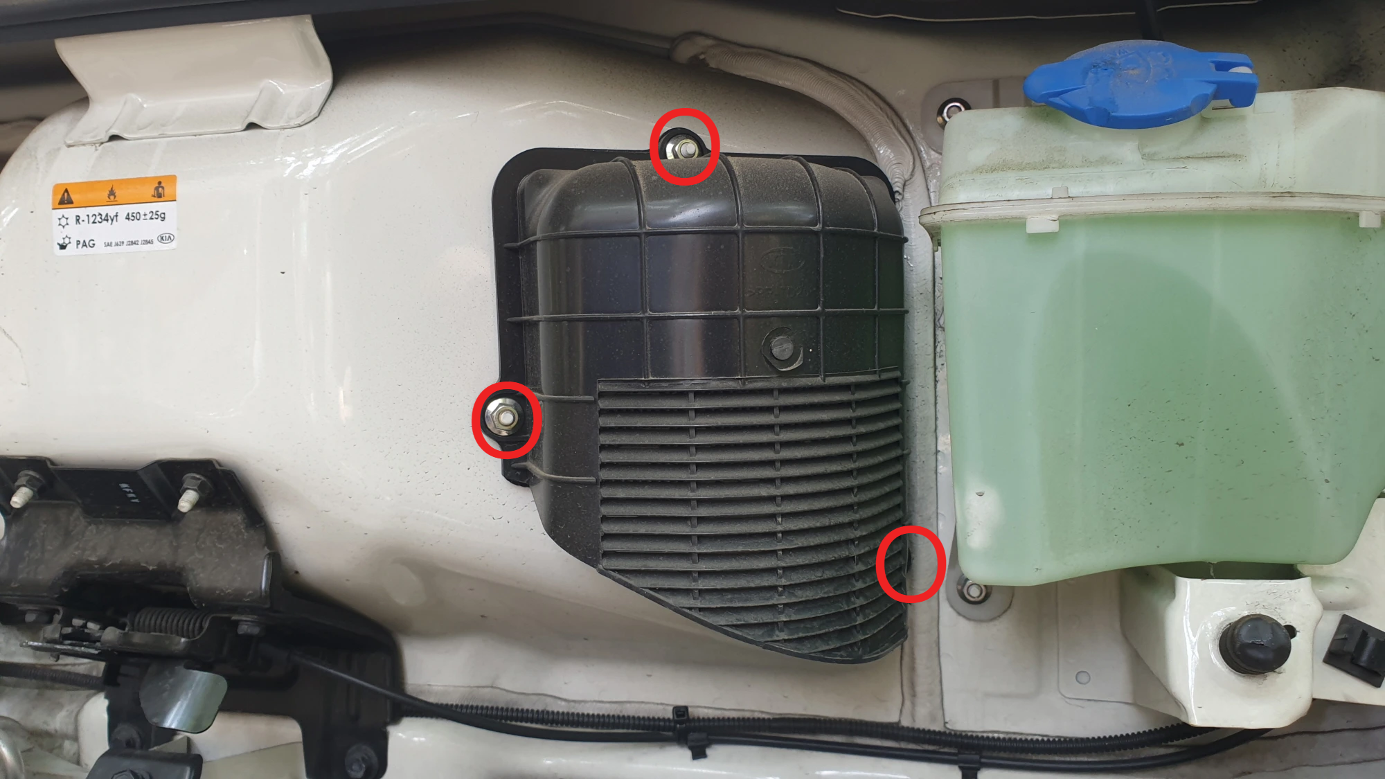 에어컨필터 커버 고정 볼트 위치