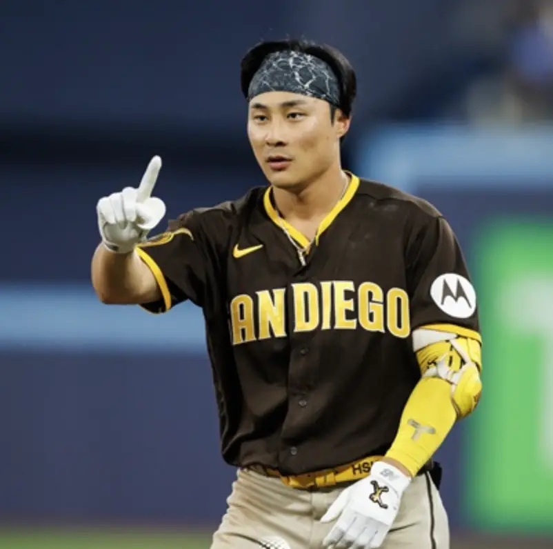 김하성-야구경기장 검은색 유니폼을 입은 김하성이 경기하는 모습