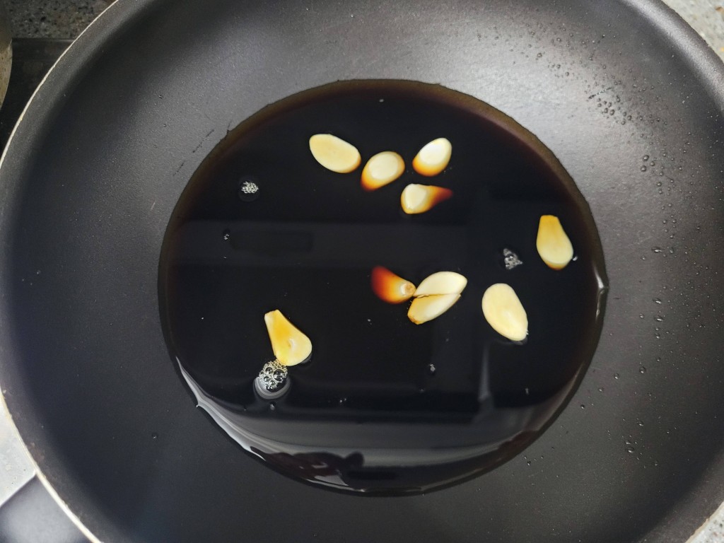 간장 물 설탕 미림 마늘을 넣고 장조림 양념을 끓이는 모습