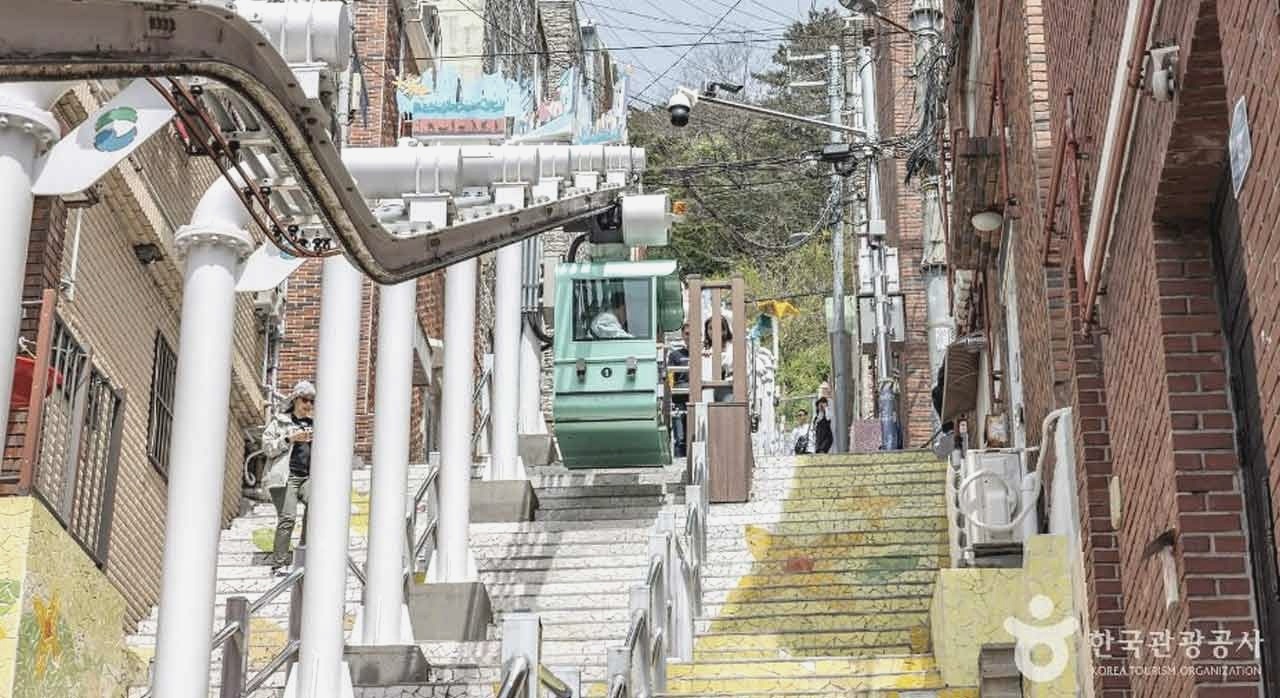 계단을 따라 내려오는 모노레일의 모습. [ⓒ한국관광 콘텐츠랩]
