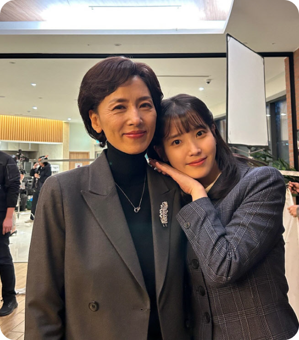 고 강명주(왼쪽)와 아이유(오른쪽)