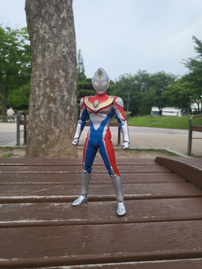 야외-공원에서-Z플립3-스마트폰으로-피규어를-촬영한-사진1