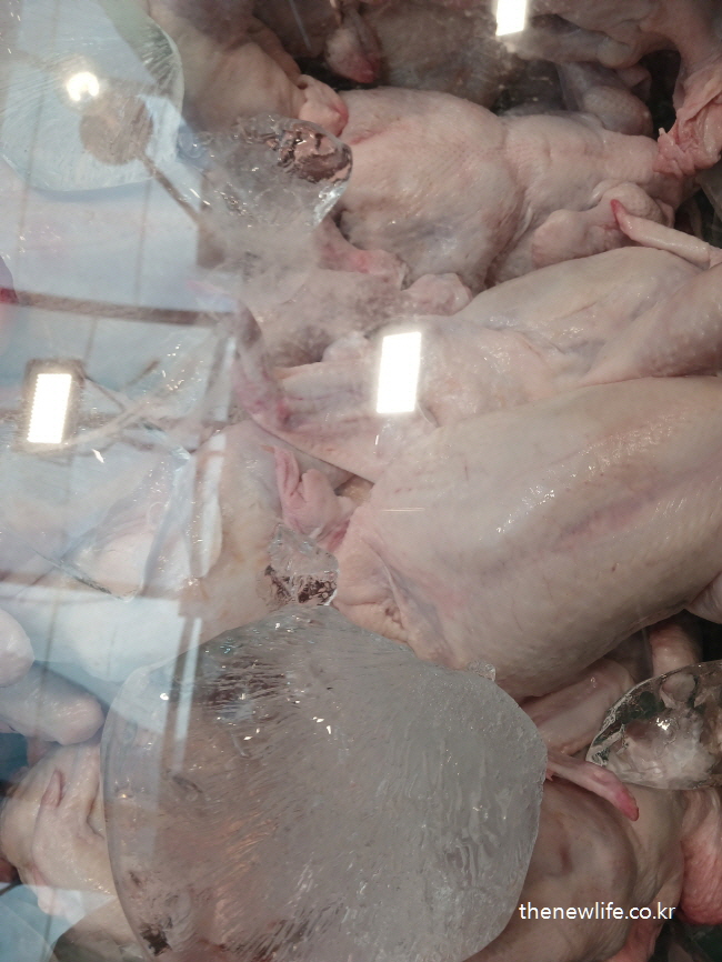 냉장 진열대에 쌓여 있는 마른비만 예방음식 생닭 모습