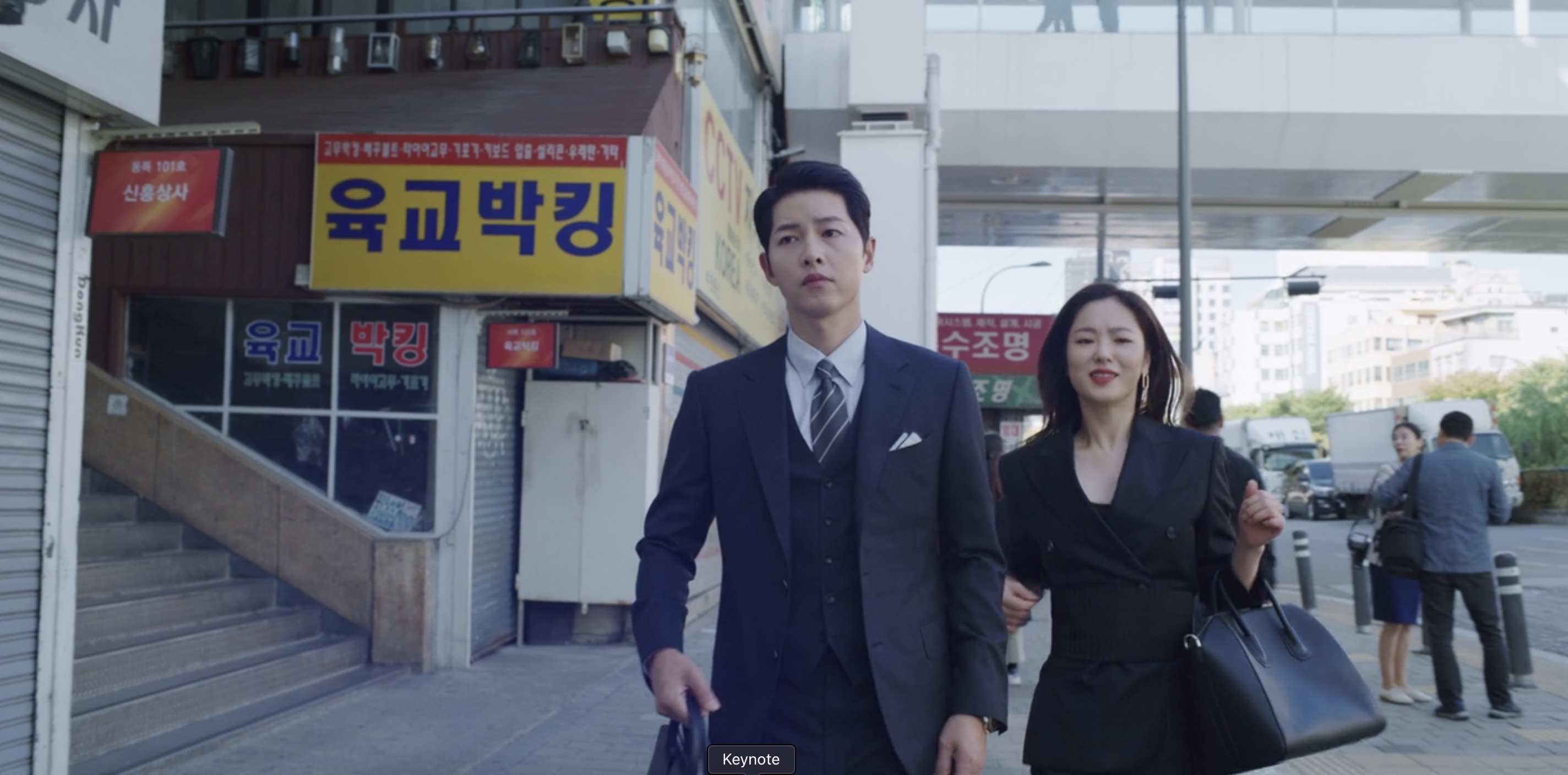 지방시 가방을 들고 있는 전여빈