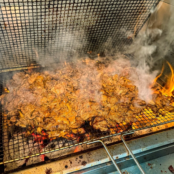 기다려야 제맛 14첩 숯불고기 한 상