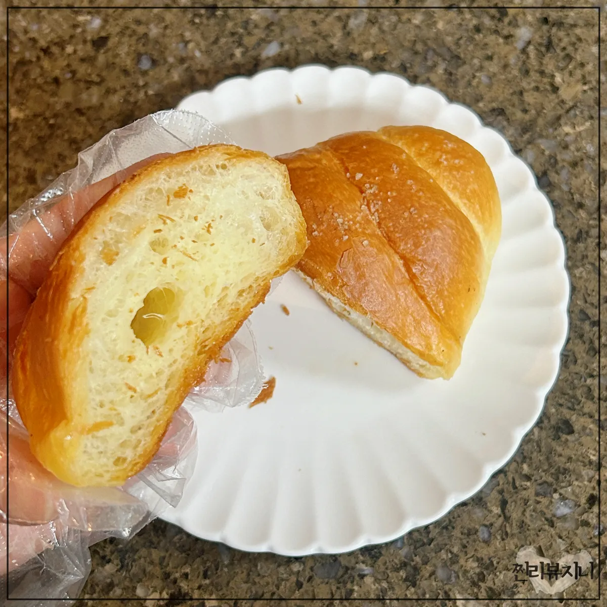 반으로-잘라져-안이-보이는-자연도-소금빵