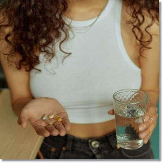 리놀렌산 영양제를 먹는 여성