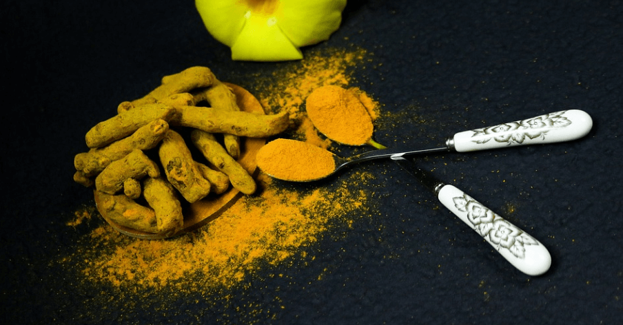 강황과 강황 가루가 놓여 있다