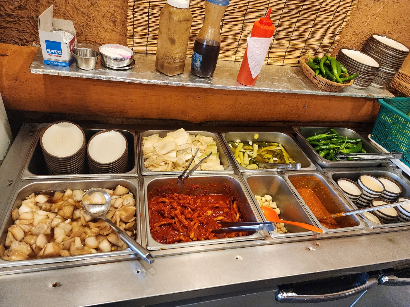 셀프바에서 원하는 반찬을 가져다 먹을수있어요.