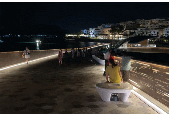 로맨틱한 배경의 베트남의 &#39;키스 브리지&#39; VIDEO: Vietnam’s new bridge is for kissing&#44; not for crossing
