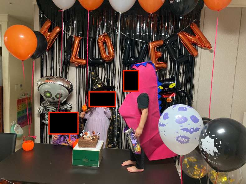 집 벽에 꾸민 할로윈 데코레이션과 아이들 분장