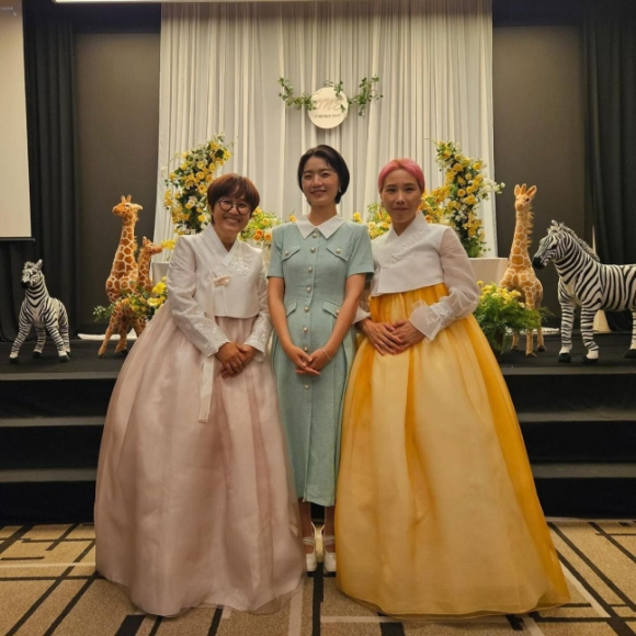안영미가 돌잔치에 와준 신봉선, 송은이와 함께 사진촬영을 하고 있다. [사진=신봉선 SNS]