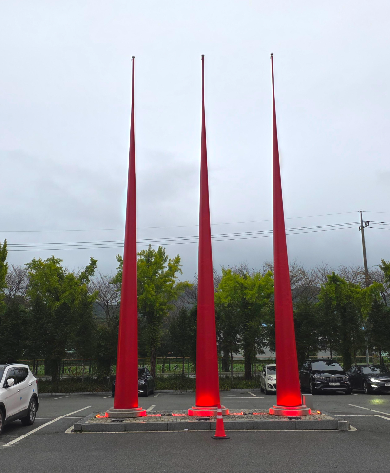 붉은 색 국기봉 3개