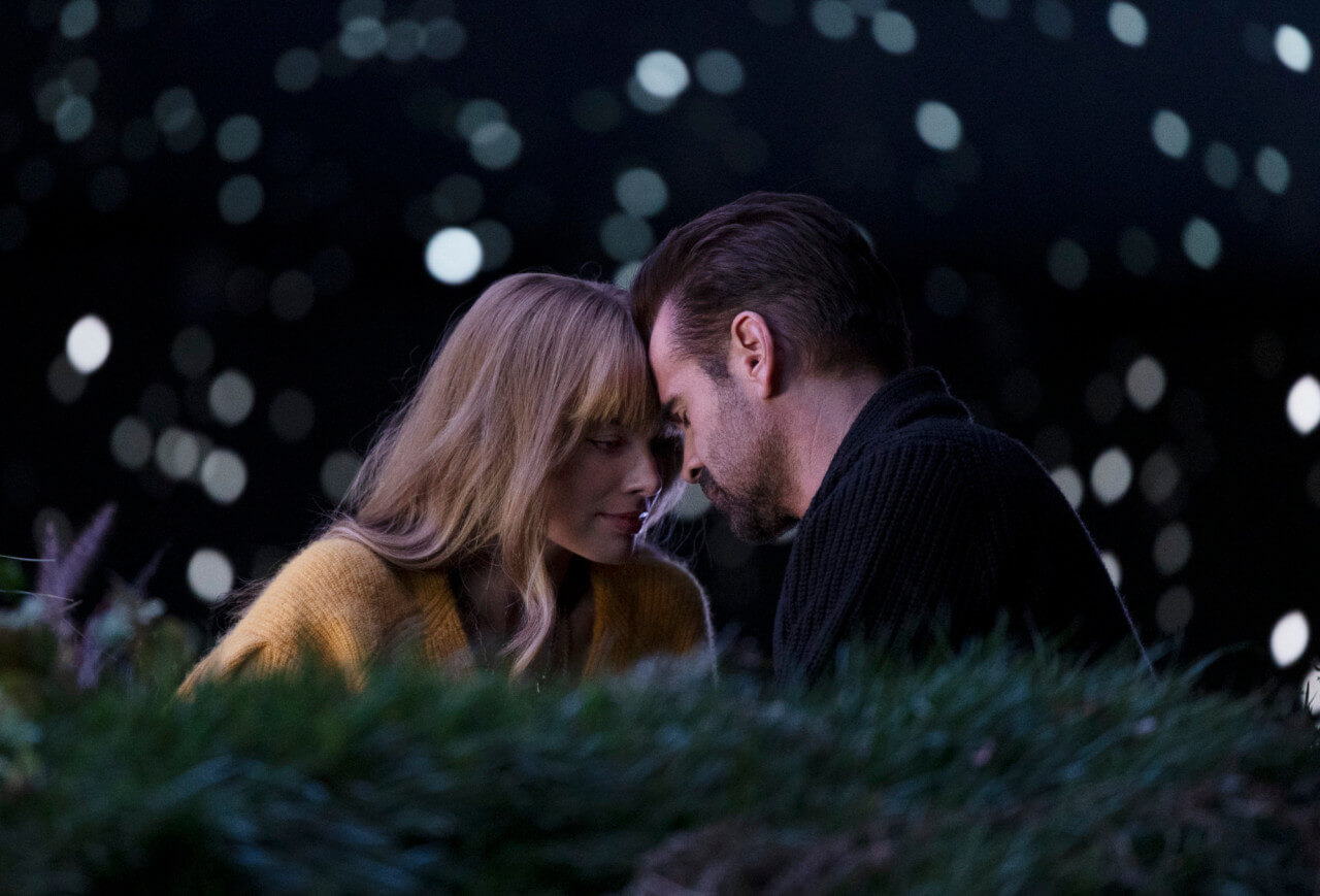 이마를 맞대고 눈을 감고 있는 데이비드와 세라