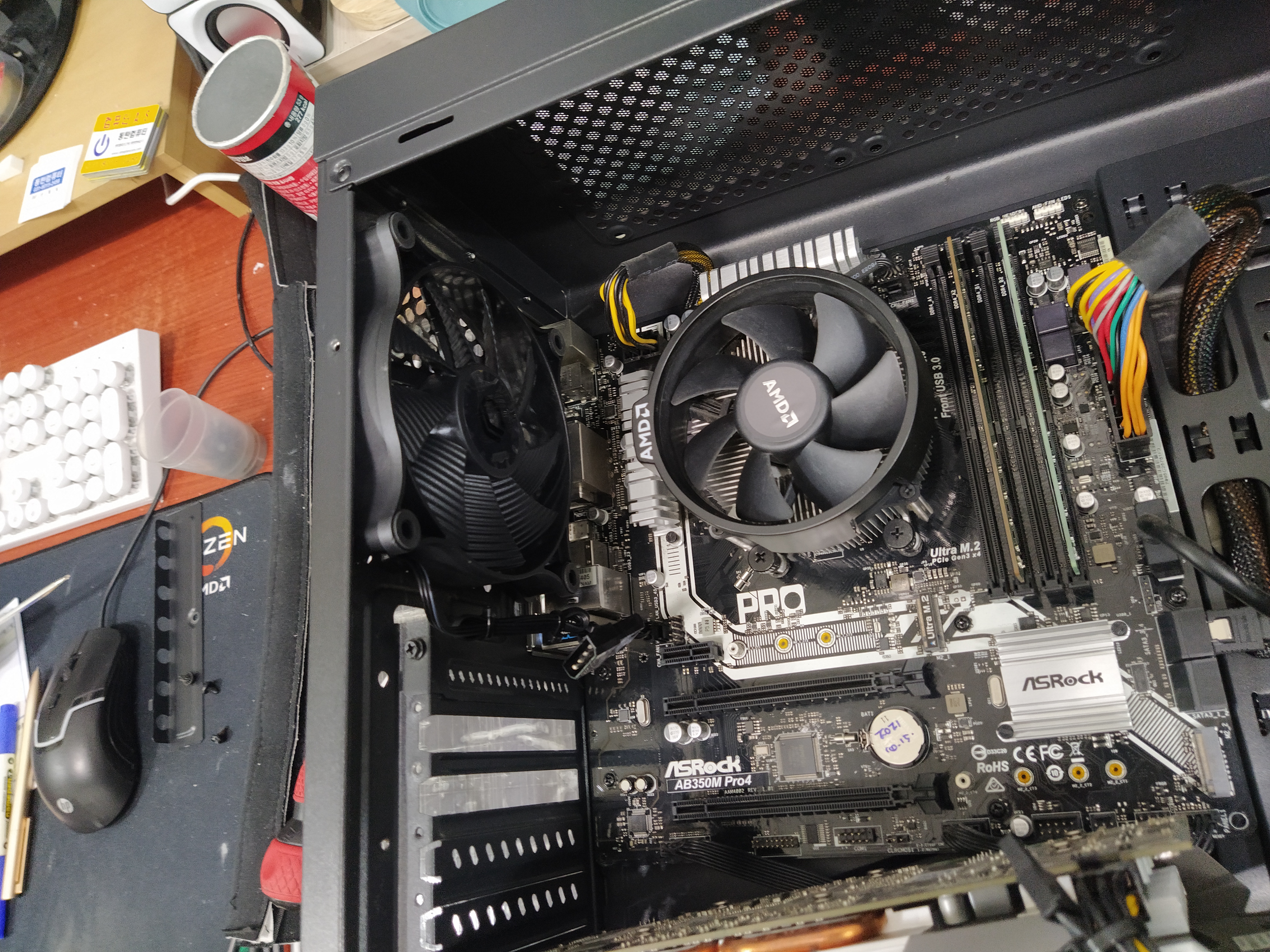 AB350M PRO4 시모스 배터리의 위치는 그래픽카드 슬롯 밑에 있습니다.&nbsp; (CR2032)