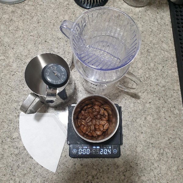 칼리타 드리퍼를 사용한 커피 추출 레시피 with 다이소 드립포트_위 부터 시계방향으로 칼리타 드리퍼, 서버, 저울, 필터, 다이소 드립포트