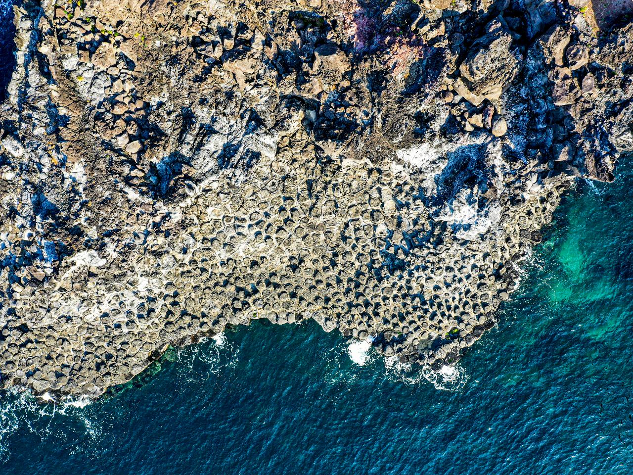 주상절리대 – 파도와 화산이 만든 예술